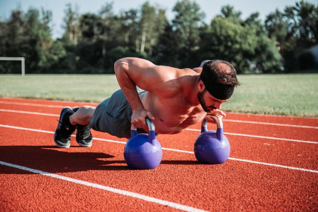 Voici 3 exercices de musculation à faire avec un kettlebell