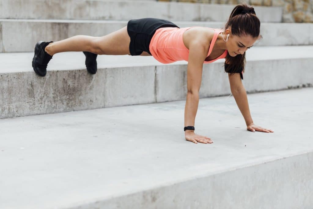 4 exercices à faire contre un mur pour tonifier son corps à la maison !