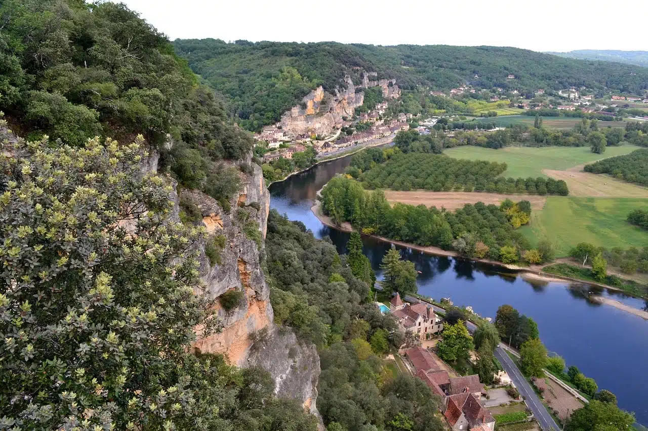 vue aérienne d'une rivière en Dordogne